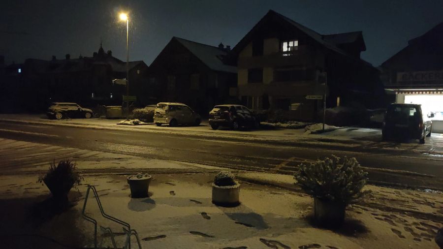 Auch in Thun hinterlassen die Frühaufsteher ihre Spuren im frischen Schnee.