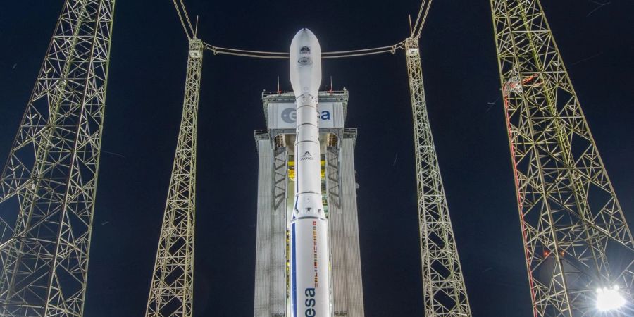 Eine Vega-C-Rakete steht auf dem europäischen Weltraumbahnhof in Kourou, Französisch-Guayana, bereit für den Start.