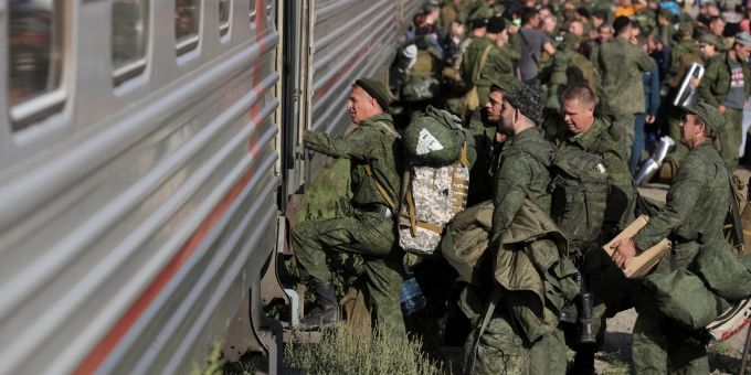 Russische Rekruten steigen auf einem Bahnhof in der russischen Region Wolgograd in einen Zug (Archivbild). Ukraine-Krieg