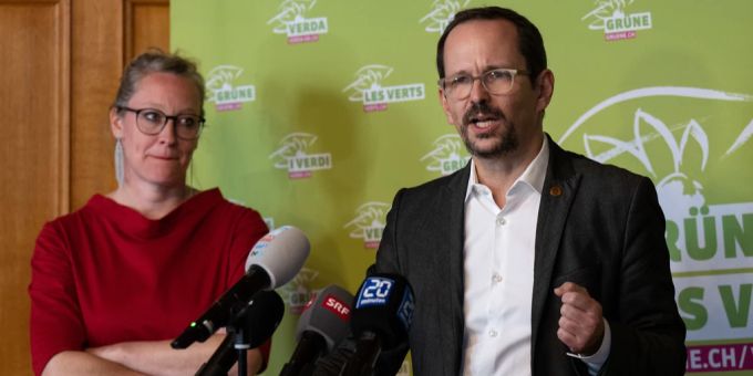 Die Grünen wollen der Fifa die Steuerprivilegien von einem Verein entziehen. In der Wintersession sollen sie ein Vorstoss einreichen wollen. Im Bild: Präsident Balthasar Glättli und Fraktionschefin Aline Trede. Fifa Grüne Steuern