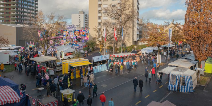 Das Stadtzentrum Uster während des Uster Märts; 2022. - Kanton Zürich