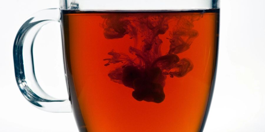 In schwarzem Tee stecken Gerbstoffe, die die Haut beruhigen - was gerade bei Neurodermitis ein willkommener Effekt ist.