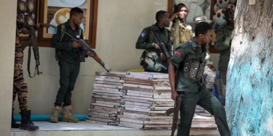 Polizisten vor dem Büro des Bürgermeisters