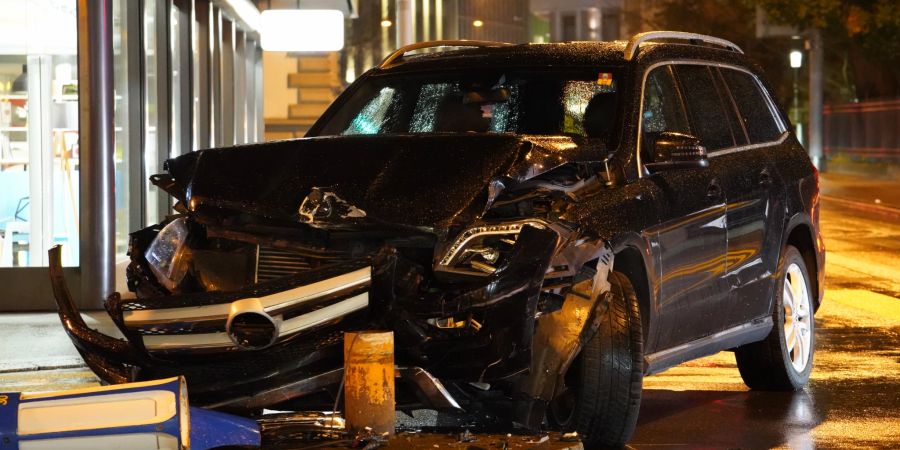 Bei einem Unfall in Zürich wurden zwei Mercedes stark beschädigt.