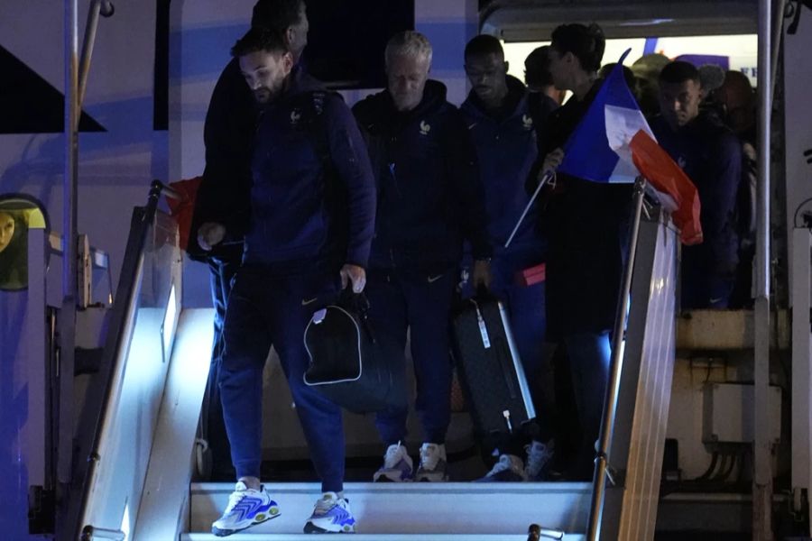 Captain Hugo Lloris, Trainer Didier Deschamps und die Vizeweltmeister kommen in Paris an.