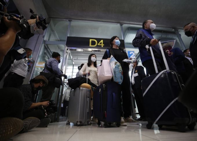 Chinesische Reisende nach ihrer Ankunft in der thailändischen Provinz Samut Prakani, 9. Januar 2023. Die Volksrepublik China hat ihre Grenzen nach langer Zeit wieder geöffnet. China Grenzen Thailand