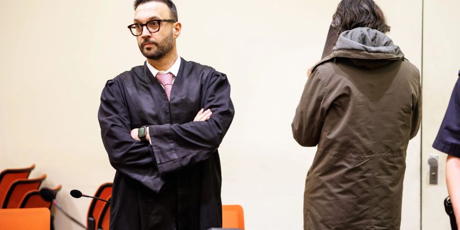 Der Angeklagte (r), der seine Gönnerin aus Habgier getötet haben soll, steht vor Prozessbeginn im Gerichtssaal neben seinem Rechtsanwalt Adam Ahmed.
