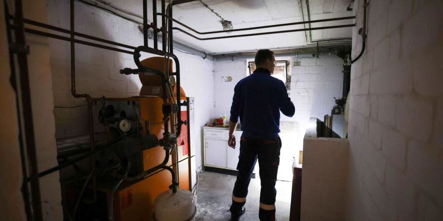 Ein Mitarbeiter eines Diesel- und Heizöl-Unternehmens prüft die Kunststofftanks in einem Heizungskeller bei der Heizöllieferung. Jede dritte Ölheizung in Deutschland weist Mängel auf.