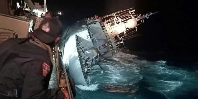 Die HTMS Sukhotha kenterte in der Nacht zu Montag Gekentertes Schiff
