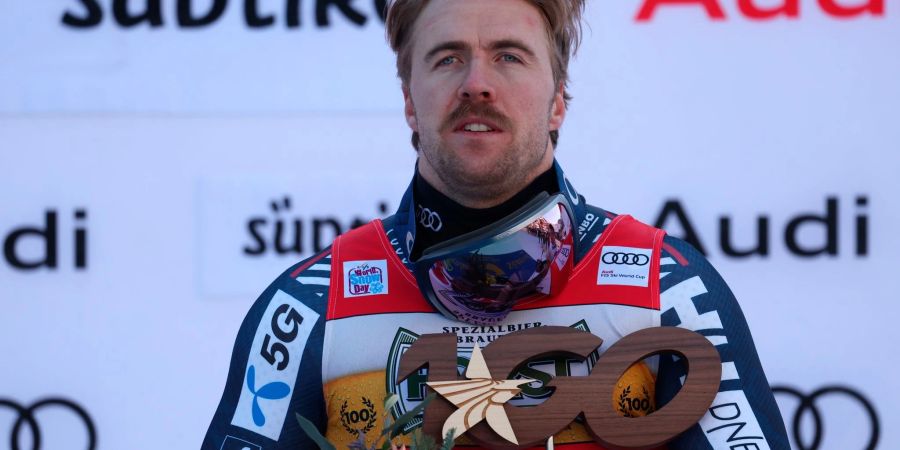 Aleksander Aamodt Kilde feiert auf dem Podium seinen Sieg in Gröden.