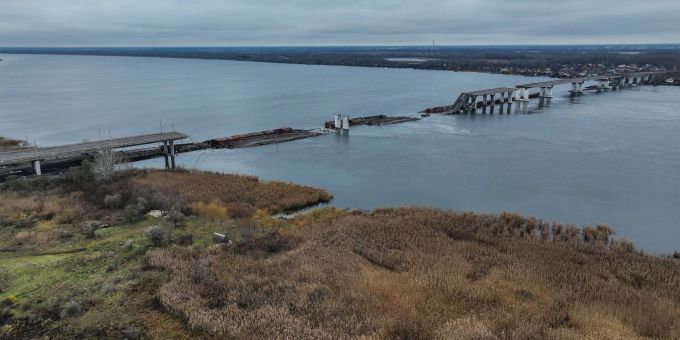 Die beschädigte Antoniwkabrücke. Der Hauptübergang über den Fluss Dnipro in Cherson wurde Anfang November 2022 von russischen Truppen zerstört. ukraine krieg