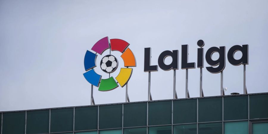 Das Logo von der spanischen Liga, La Liga, ist über dem Hauptsitz in Madrid zu sehen.