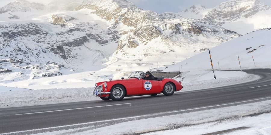 Oldtimer in verschneiter Berglandschaft