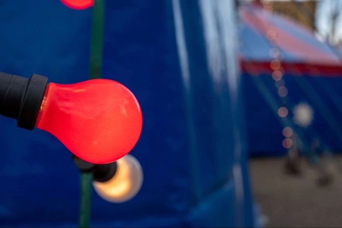 Funkelnde Lichter vor den Circuszelt.