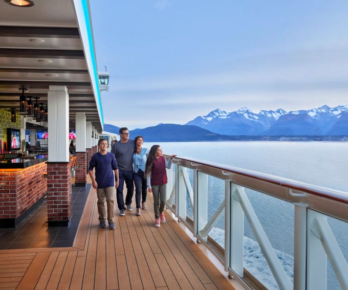 Die «Norwegian Bliss» ist in den arktischen Gewässern unterwegs. Eisberg Schiff Arktis Meer Passagiere Kreuzfahrt