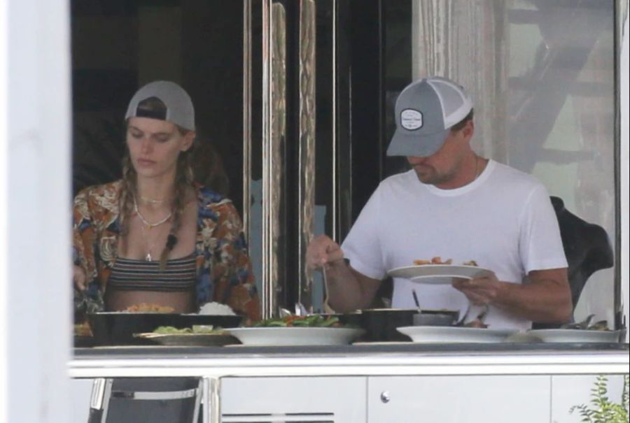 Model Victoria Lamas und Leo gönnen sich einen Happen vom Buffet.