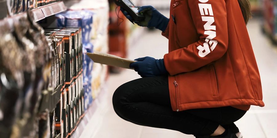 Auch die Angestellten der Migros-Tochter Denner erhalten im kommenden Jahr mehr Lohn. Der Discounter hebt die Lohnsumme um 2,3 Prozent an.(Symbolbild)