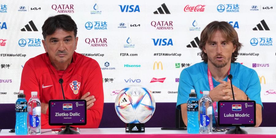 Kroatiens Luka Modric (r) und Trainer Zlatko Dalic nehmen an einer Pressekonferenz teil.