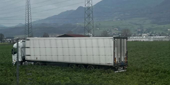 Bei Niederbipp AG ist ein Lastwagen von der A1 abgekommen. Lastwagen