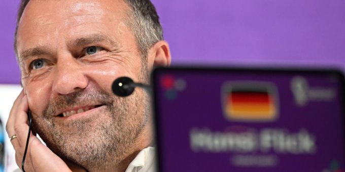 Rücktritt ist kein Thema für Bundestrainer Hansi Flick bei der Presskonferenz. wm 2022