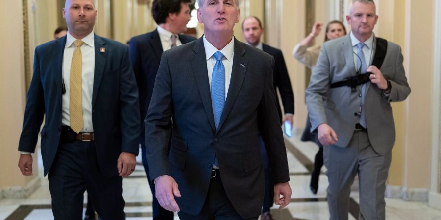 Der neue Sprecher des US-Repräsentantenhauses,
Kevin McCarthy, spricht auf dem Weg in Büro mit Journalisten.