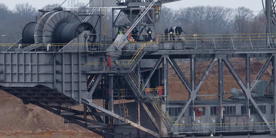 Klimaaktivisten haben einen Schaufelradbagger im Braunkohletagebau Hambach im rheinischen Braunkohlerevier besetzt. Foto: Henning Kaiser/dpa