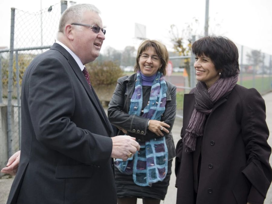 Der Bürgermeister von Boncourt, André Goffinet, und Regierungsrätin Elisabeth Baume-Schneider begrüssen Bundesrätin Doris Leuthard zur Feier der Eröffnung eines Teilabschnitts der A16 im November 2011.