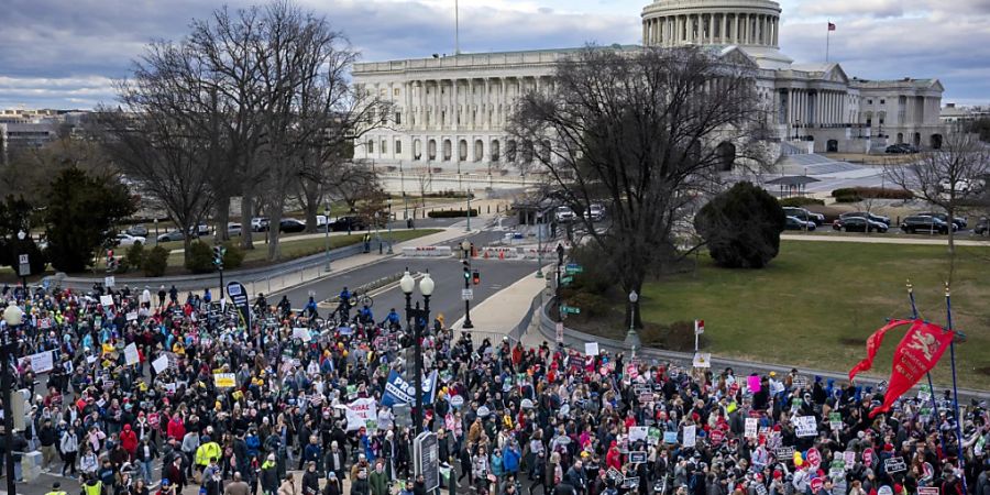 Abtreibungsgegner versammeln sich auf dem Capitol Hill und nehmen an der Demonstration «March for Life» («Marsch für das Leben») teil. Foto: J. Scott Applewhite/AP/dpa