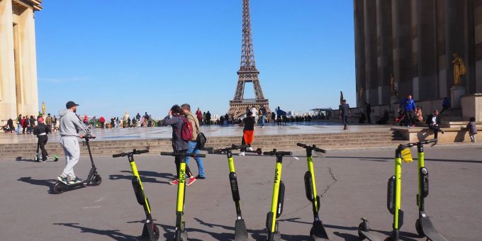 E-Scooter stehen zum Mieten auf dem Pariser Place du Trocadero bereit. paris