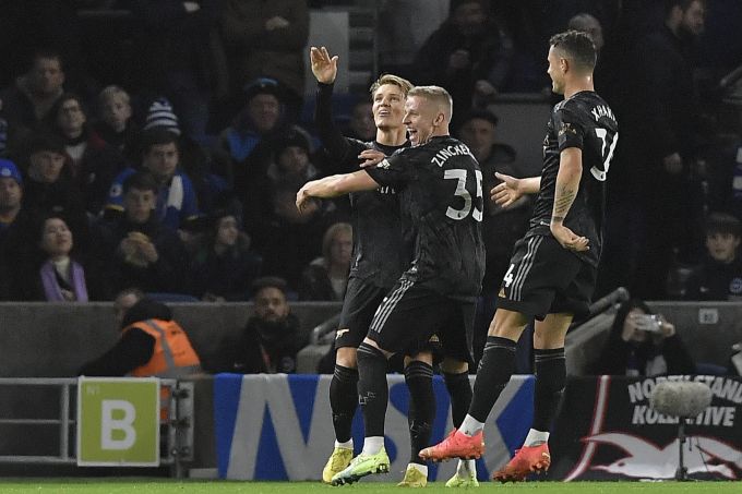 Martin Ödegaard, Oleksandr Zinchenko und Granit Xhaka feiern ein Tor für Arsenal gegen Brighton. Arsenal Brighton Premier League