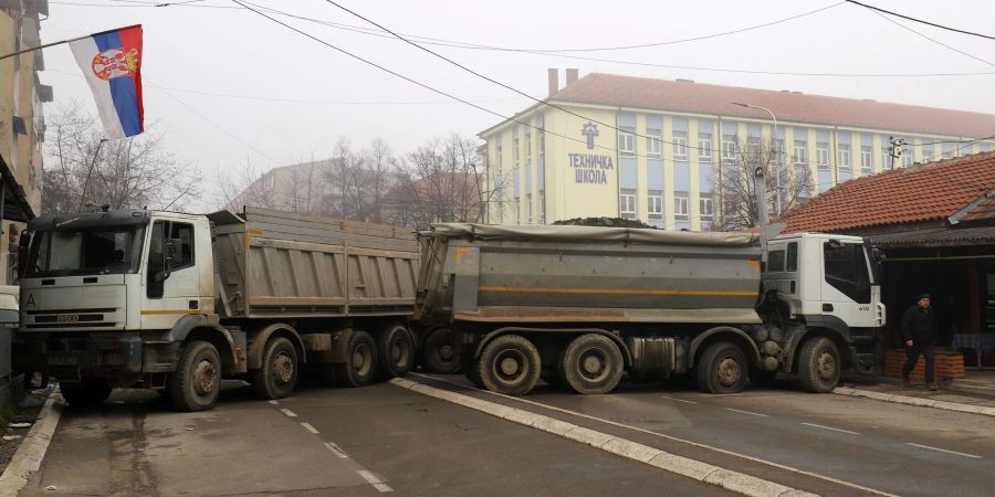 Mit Steinen beladene Lastwagen auf einer Strasse im nördlichen, serbisch dominierten Teil der ethnisch geteilten Stadt Mitrovica.