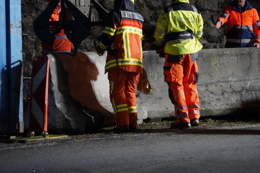 Die Sachschäden an den Fahrzeugen, dem Baustellencontainer sowie den Strassenverkehrseinrichtungen belaufen sich auf rund 40'000 Franken.