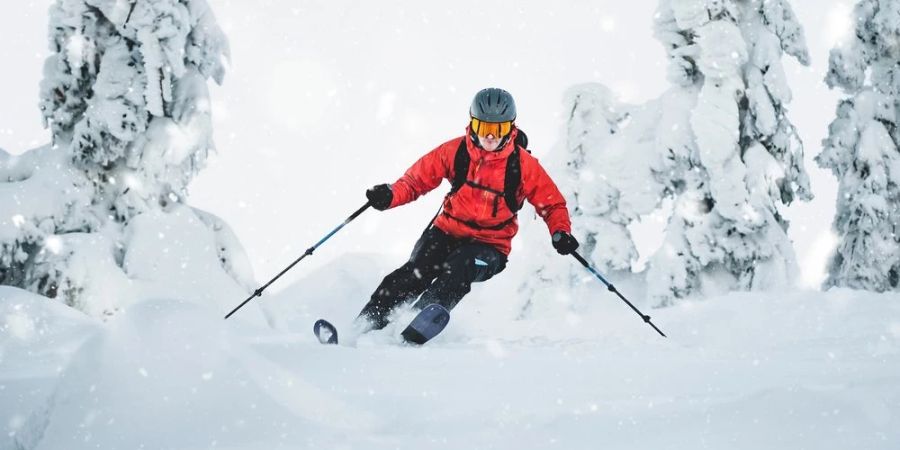 Skifahrer im Tiefschnee