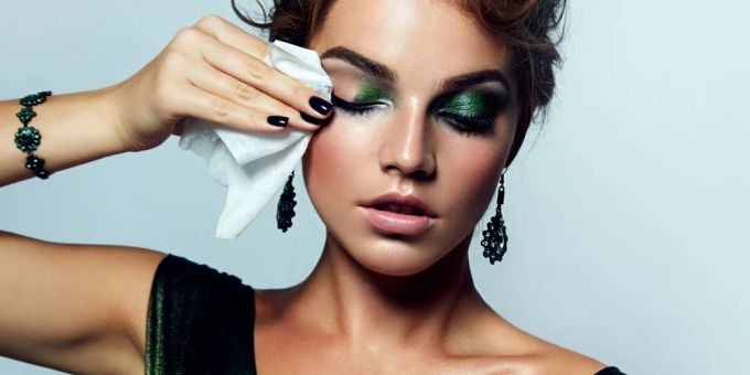 Abschminken ist essentiell für die Haut: Aufwendiges Make-up lässt sich in wenigen Schritten leicht entfernen. Abschminken