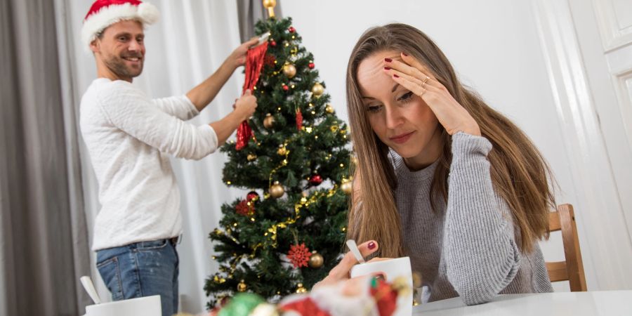 Frau müde Weihnachtsbaum Tee Stress Mann Partner Wohnung