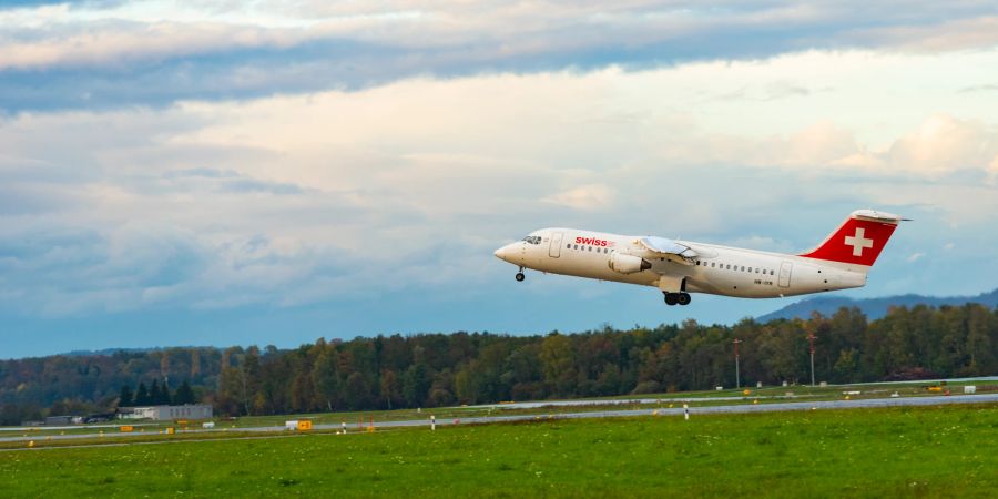 Ein Flugzeug der Swiss Airline beim Start / Abflug.