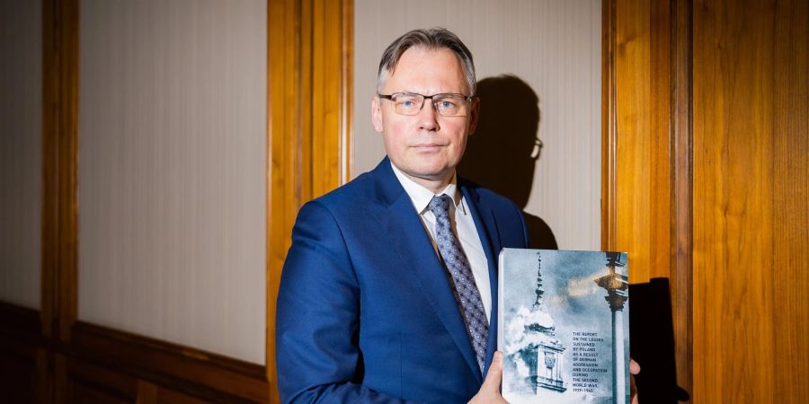 Arkadiusz Mularczyk, Vize-Aussenminister von Polen, präsentiert beim dpa-Interview den Bericht über Reparationsforderungen Polens an Deutschland.