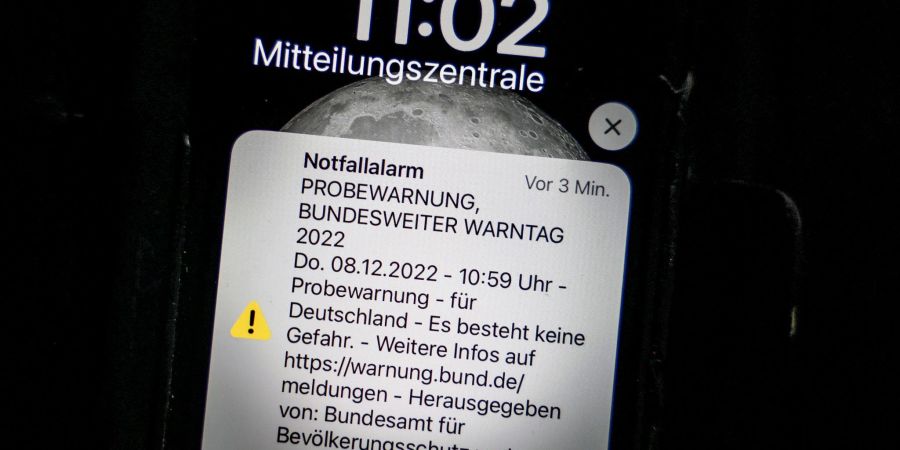 Eine Probewarnung, die über Cell Broadcasting versandt wurde, als Push-Nachricht auf einem Smartphone.