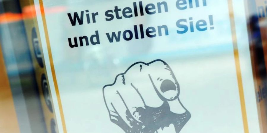 Ein Zettel mit der Aufschrift "Wir stellen ein und wollen Sie!" hängt in einem Schaufenster in Hannover. Foto: Caroline Seidel