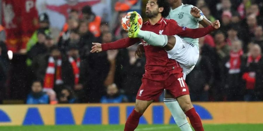 Bayerns David Alaba (r) kommt vor Mohamed Salah vom FC Liverpool kämpfen an den Ball. Foto: Sven Hoppe