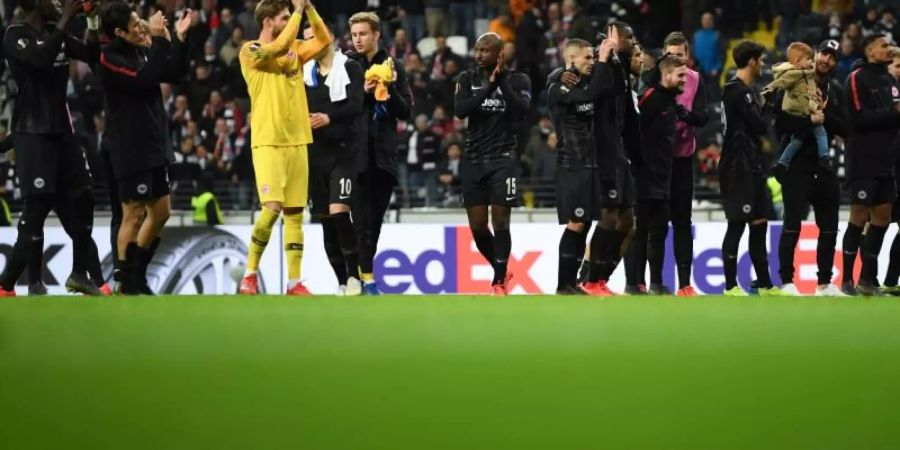 Die Frankfurter Spieler bedankten sich nach der Partie bei ihren Fans. Foto: Arne Dedert