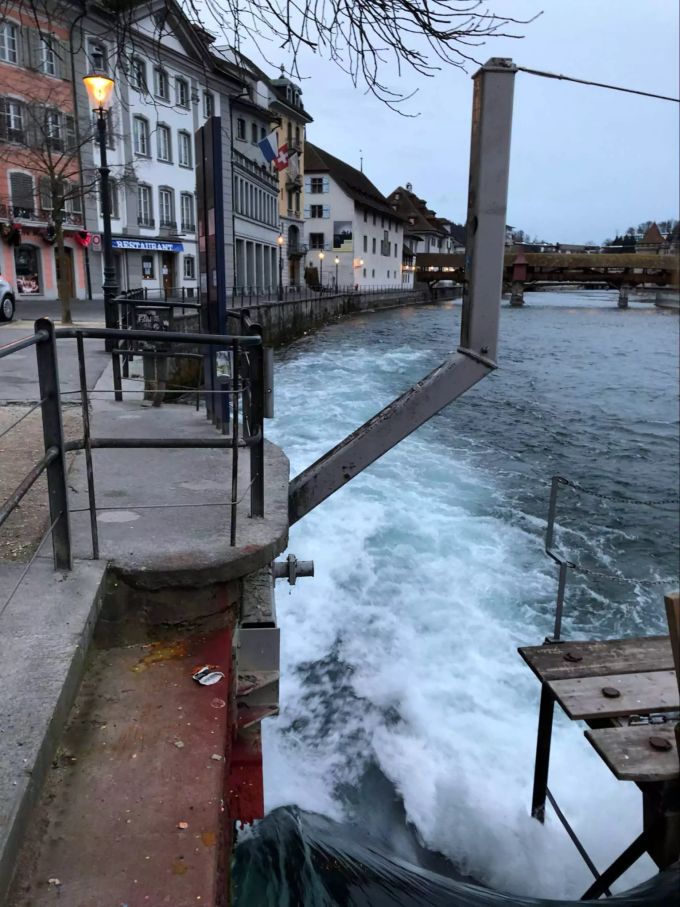 Ein weiteres Bild der grün verfärbten Reuss. Reuss Grün