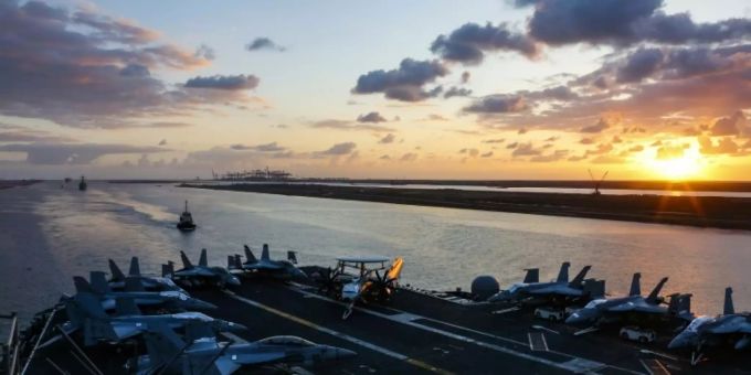Der US-Flugzeugträger «USS Abraham Lincoln» im Suezkanal Sueskanal