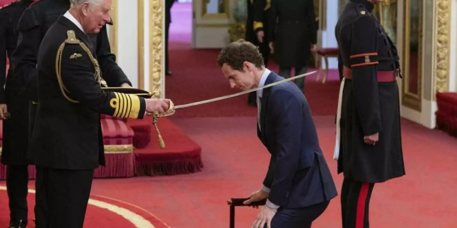Prinz Charles verleiht Andy Murray die Ritterwürde. Foto: Dominic Lipinski/PA/AP