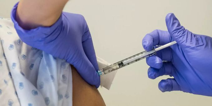 Eine Person wird geimpft. nebenwirkungen impfungen erkältung
