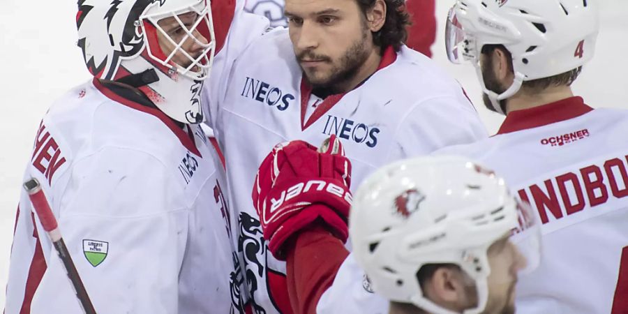 Die Lausanner Goalie-Frage vor dem Showdown: Sandro Zurkirchen (links) oder Luca Boltshauser (Bildmitte). Wer spielt heute abend?