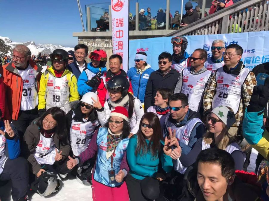 Letztes Wochenende trafen sich Vertreter aus China und der Schweiz in Engelberg zum Austausch. Auch Vreni Schneider fuhr neben den Chinesen Ski (erkennbar mit der blauen Jacke).