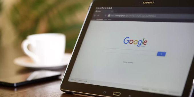 Die Suchmaschine von Google ist auf einem Tablet geöffnet. Google Core Update SEO