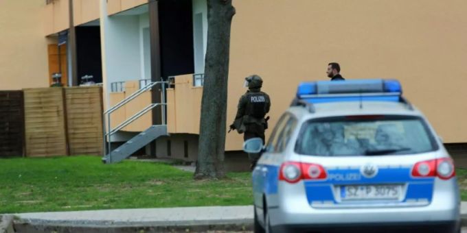 Polizisten am Einsatzort Polizisten am Einsatzort