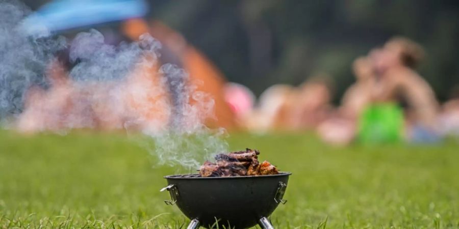 Ein qualmender Grill in einem Park